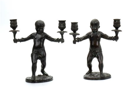 Coppia di piccoli candelabri con putti reggicandela in bronzo patinato nero   