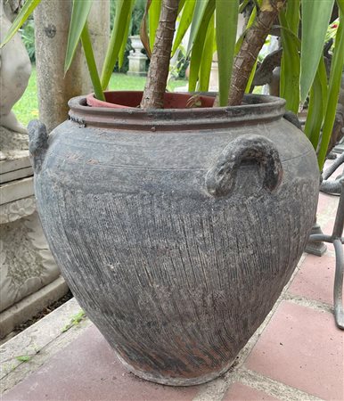 Grande vaso in terracotta dipinto a bronzo con quattro manici   