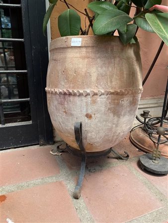 Vaso da giardino in terracotta con decoro unghiato a rilievo su due ordini concentrici alla base   