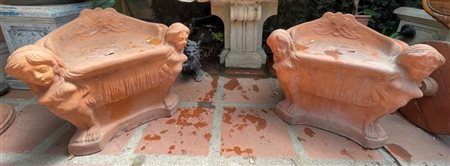 Coppia di sedie da giardino in terracotta a alzato triangolare con figure ferine femminili agli angoli e mascherone centrale   