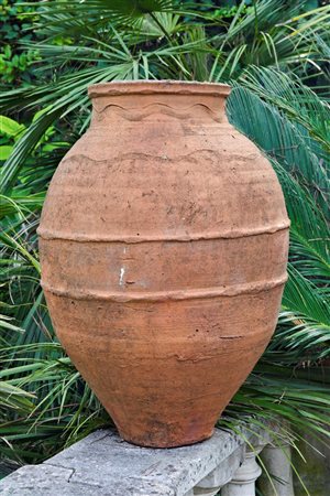 Vaso in terracotta con  decorazione incisa a onde   