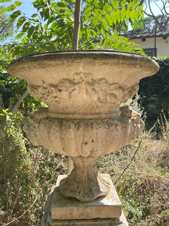 Vaso a  cratere da esterno con coppia di mascheroni e decorazione a rilievo di festoni    