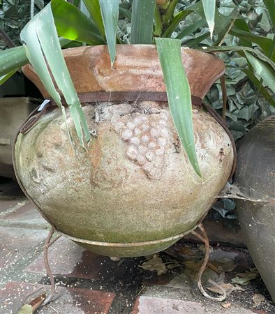 Vaso con tralci di vite su tripode   