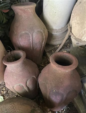 Lotto di tre vasi in terracotta con lobature incise   