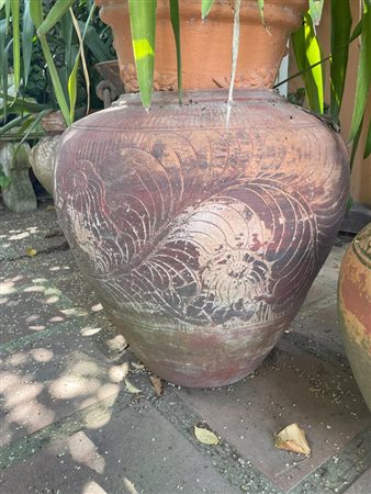 Grande vaso in terracotta con decoro inciso a foglie di palma   