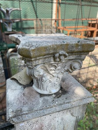 Capitello corinzio ad imitazione dell'antico in cemento e polvere di marmo   