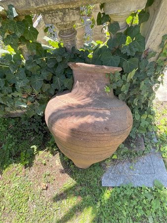 Coppia di grandi giare in terracotta antichizzata con decori concentrici graffiti    