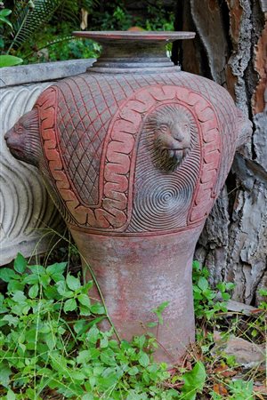 Vaso in terracotta con lavorazione incisa a quadrettatura e 4 prese a leone   