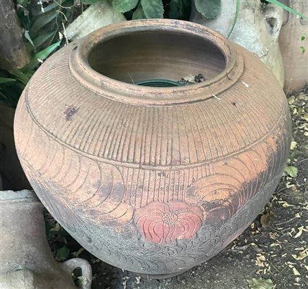 Grande orcio in terracotta con rastremature verticali e decorazioni floreali incise   