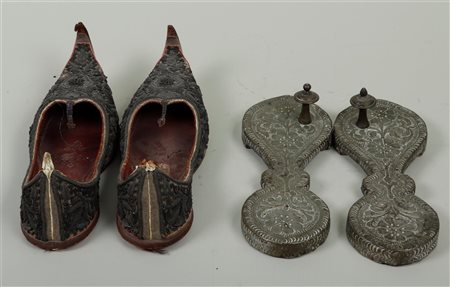 A lot consisting of a pair of house shoes embroidered with silver thread,...