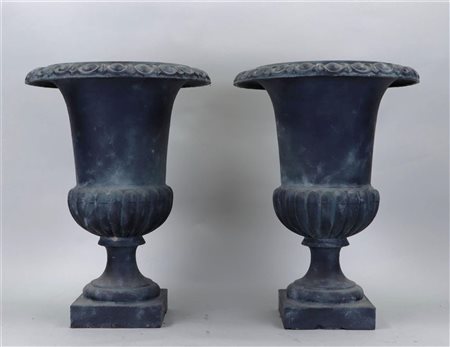 A set of (2) cast iron garden vases. 20th century.44 x 33 cm.