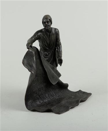 A bronze statue of an Arab carpet merchant, in Bergmann style.21 x 18 cm.