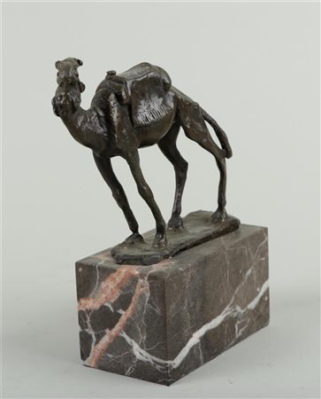 A bronze statue of a dromedary on a marble base.17 x 19 cm.