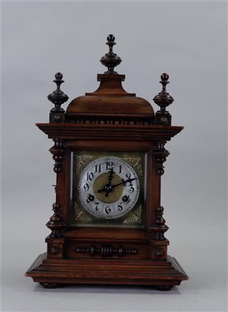 A wooden mantel clock. Junghans, late 19th century.44 x 24 cm.