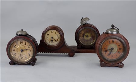 A lot consisting of four vintage clocks and alarm clocks.