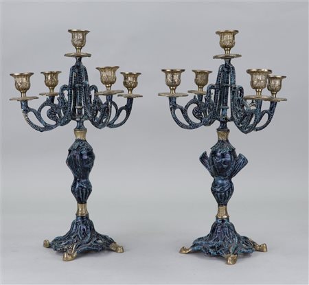 A set of two brass candlesticks.38 x 24 cm.