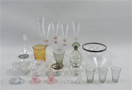 A large lot of various curiosities consisting of glassware.