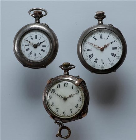 Lot with small silver pocket watches in various conditions - weight: 65 grams.