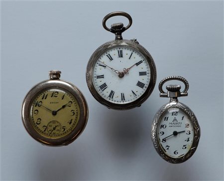 Lot with small silver pocket watches in various conditions - weight: 45 grams.