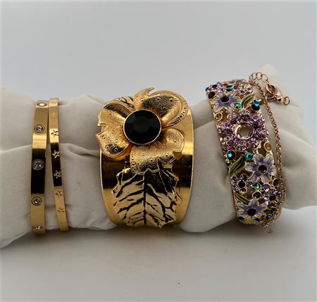 A lot with various gold-colored jewelry bracelets.