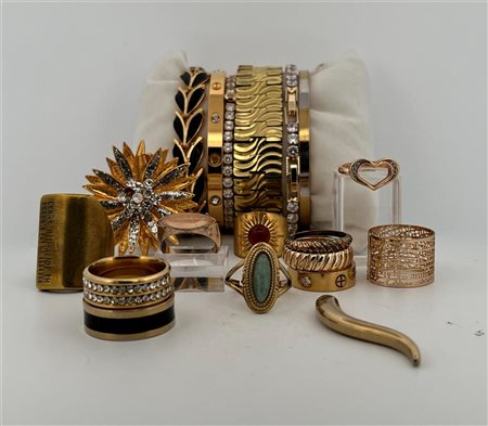 A lot with various gold-colored jewelry bracelets, rings and brooches.