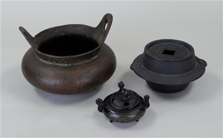 A lot of three incense burners in cast iron and bronze. China, 19/20th century.