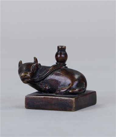 A bronze sealing seal with a water buffalo on it. China, 19th century.4 x 4 cm.