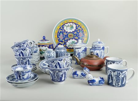 A large lot of diverse Chinese porcelain. Various years and conditions.