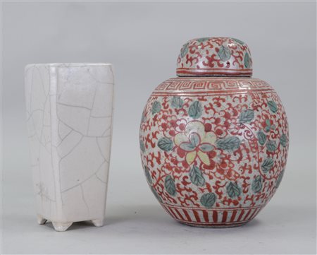 A lot consisting of a painted ginger jar and a crackle vase. China, early...