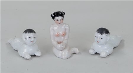 A lot of three porcelain figurines of which snuff bottle. China, 20th century.