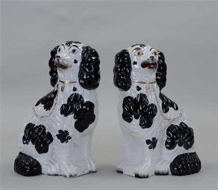 A pair of earthenware Staffordshire dogs. England, 19th century.26 x 16 cm.