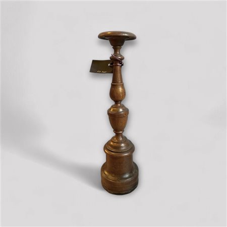 A wig or hat stand, ca. 1880. H.: 34 cm.