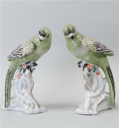 A pair of earthenware polychrome painted parrots. 25 x 17 cm.