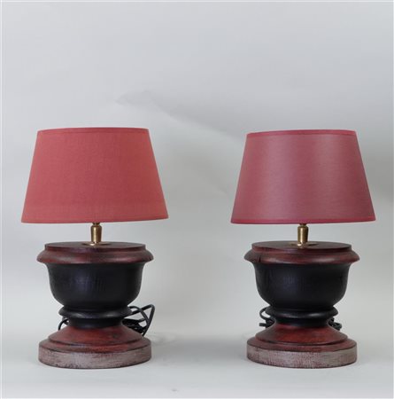 A lot of (2) cabinet feet made into table lamps. On top a red hood. H.: 32 cm.