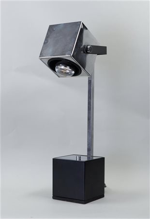 A design desk lamp in chrome and metal. 54 x 17 cm.