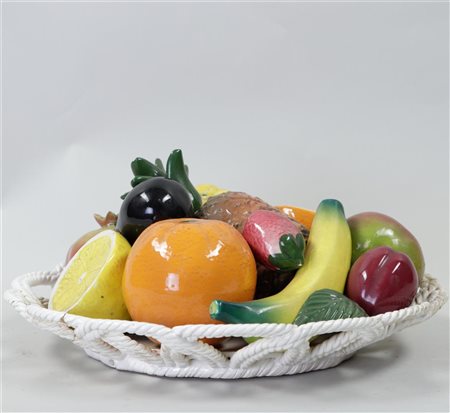 An earthenware fruit bowl, first half of the 20th century.