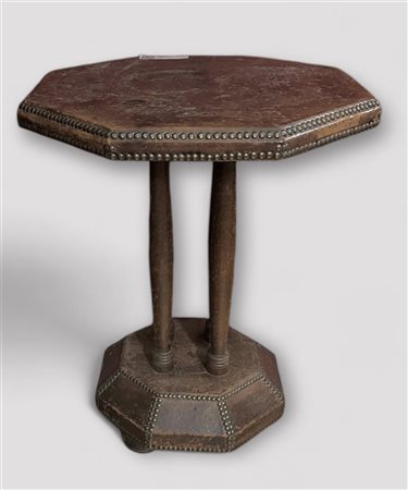 An Art Deco, leather side table with studs, 1930s H.: 60 cm. Diam.: 50 cm.