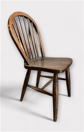 An elm Windsor kitchen chair. England, 19th century. 86 x 41 x 45 cm. Seat...