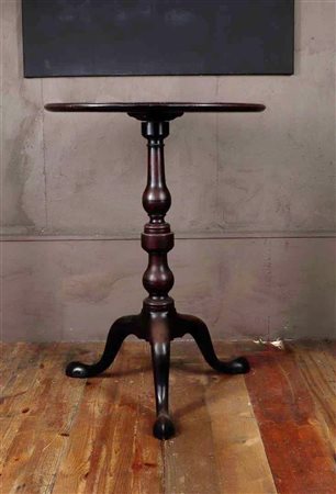 A port table on a single leg with three feet. 18th century. H.: 82 cm. x...