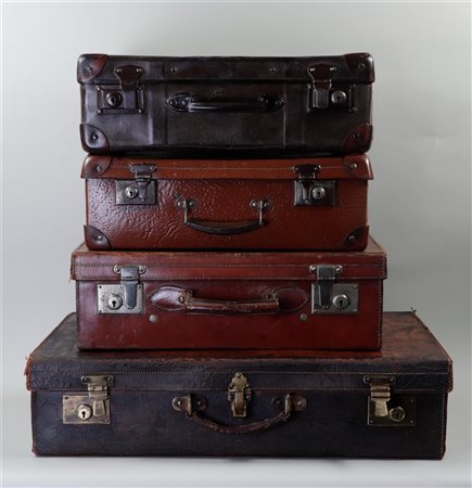 A lot of four vintage (travel) suitcases.