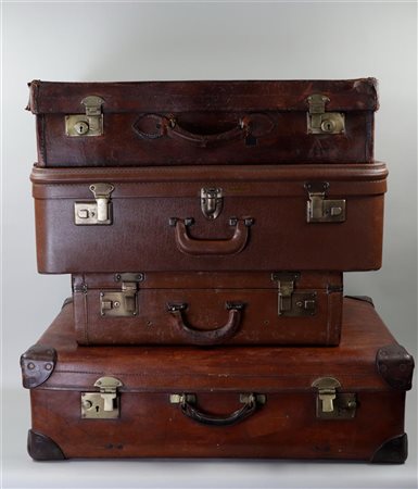 A lot of four vintage (travel) suitcases.