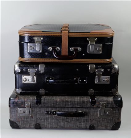 A lot of three vintage (travel) suitcases.