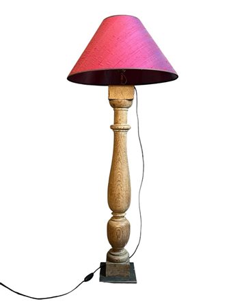 A large wooden column, converted into a table lamp. H. 107 cm.