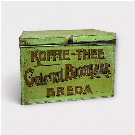 A large tin stock shop tin 'Gebr Biggelaar Breda'. 32 x 48 x 28 cm.