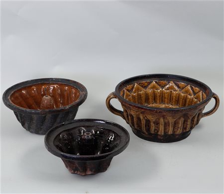 A lot of (3) earthenware baking tins / pudding moulds. Diam. 25 en kleiner.