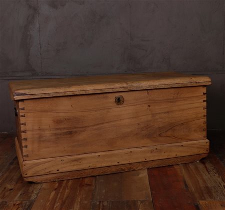 A softwood blanket chest, 19th century. 45 x 50 x 110 cm.