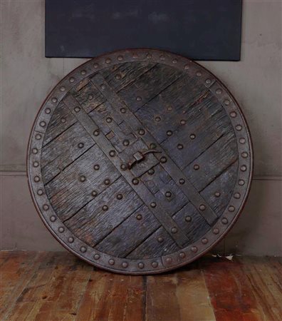 A Spanish wagon wheel with wrought iron mounts, 18th century. Diam.: 97 cm.