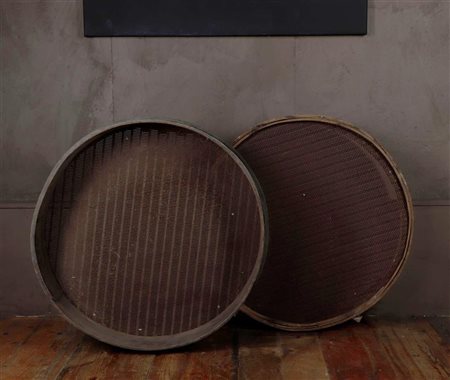 A set of two corn sieves, 19th early 20th century. Diam. 76 cm. Diam. 70 cm.