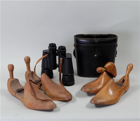 A lot consisting of two pairs of vintage shoe trees and a pair of binoculars...