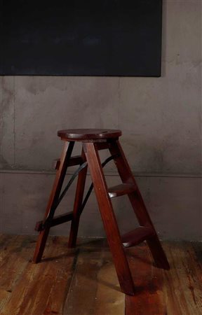 A mahogany stepladder. Height: 55 cm.